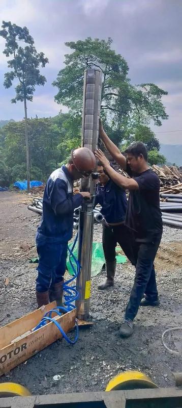 Kiểm tra thân bơm hỏa tiễn và đầu nối trước khi thả xuống giếng khoan