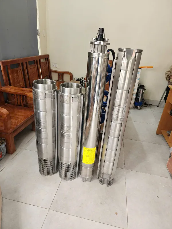 Bơm chìm giếng khoan chuẩn bị thả xuống giếng